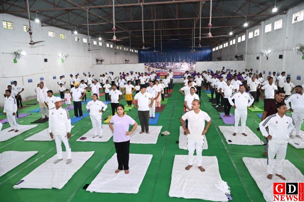 योग के रंग में रंगा पाकुड़, अधिकारियों और विद्यार्थियों ने किया सामूहिक योगाभ्यास 10 img 20260621 wa00041690913397336132168