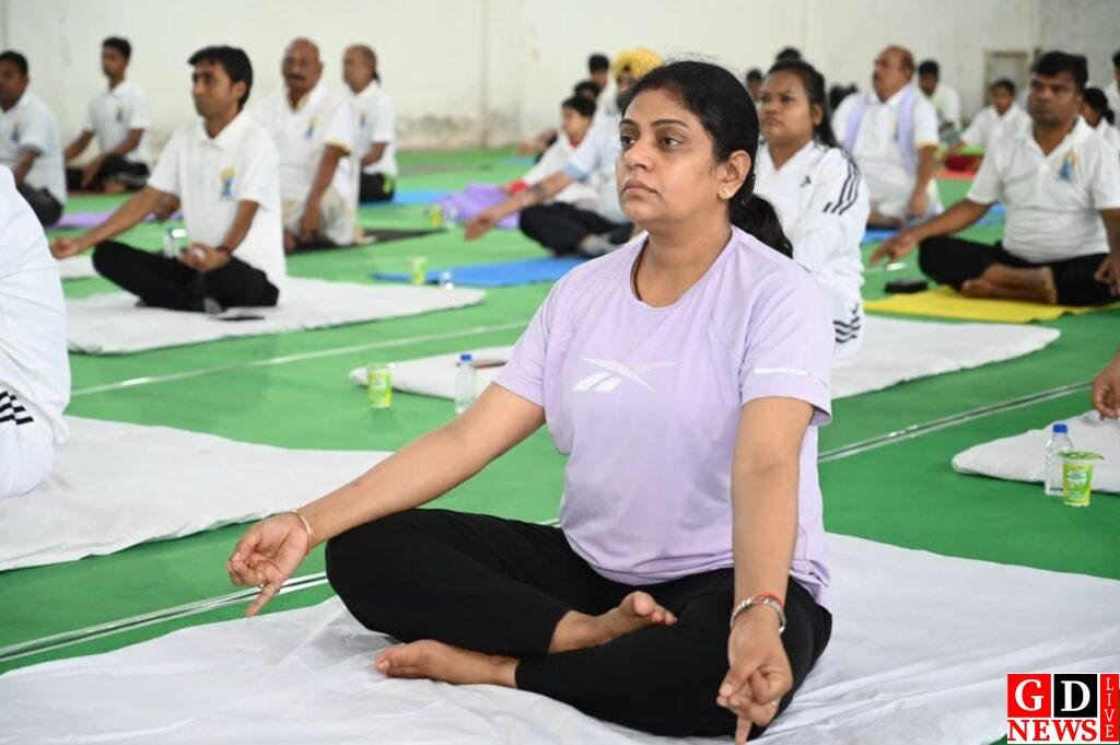 योग के रंग में रंगा पाकुड़, अधिकारियों और विद्यार्थियों ने किया सामूहिक योगाभ्यास 8 img 20260621 wa00058915921431502557926