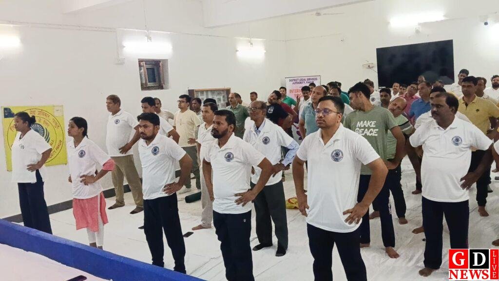 व्यवहार न्यायालय में मनाया गया अंतर्राष्ट्रीय योग दिवस, न्यायिक अधिकारियों और कर्मियों ने किया योगाभ्यास 7 img 20260621 wa00105023146173687068356