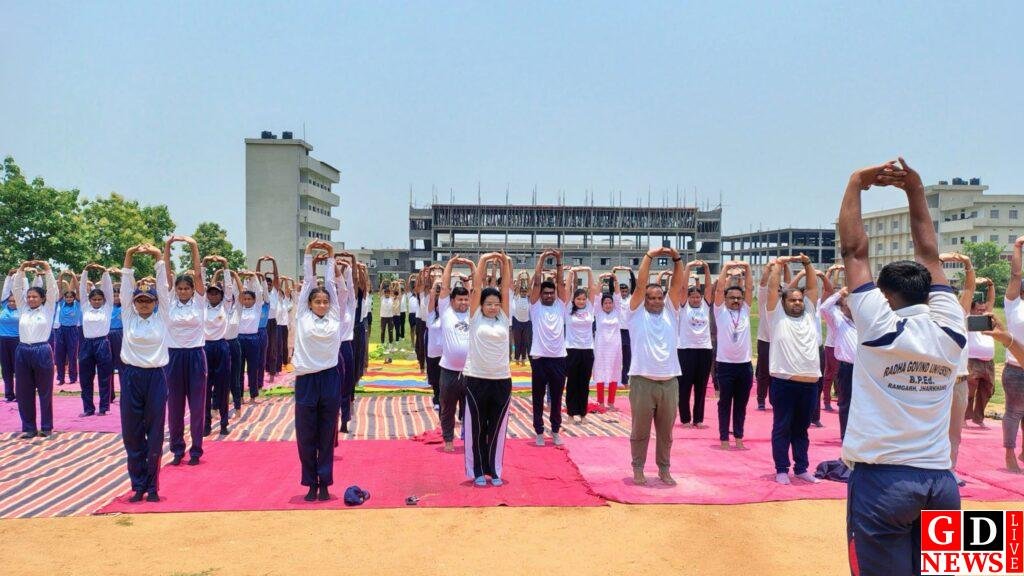 विश्व योग दिवस पर राधा गोविन्द विश्वविद्यालय में उमड़ा उत्साह एवं सामूहिक योगाभ्यास की नजर आई झलक 10 img 20260621 wa01655319320398457138625