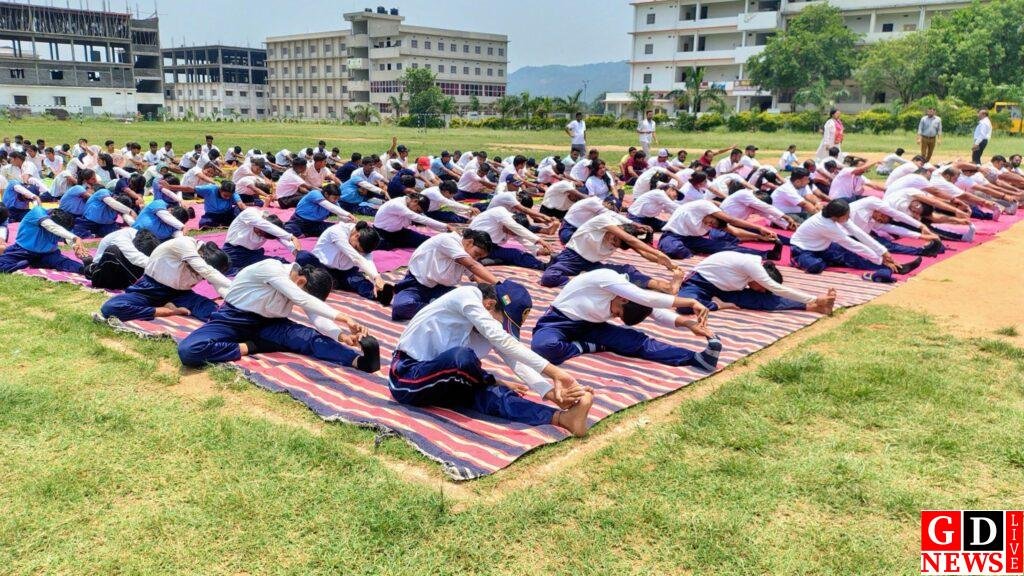 विश्व योग दिवस पर राधा गोविन्द विश्वविद्यालय में उमड़ा उत्साह एवं सामूहिक योगाभ्यास की नजर आई झलक 8 img 20260621 wa01678631966784715835116