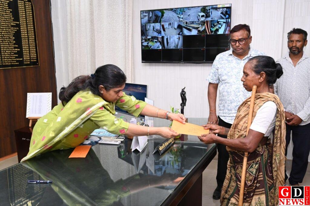 प्रवासी श्रमिकों के परिवारों को मिला सहारा, डीसी ने बांटे सहायता राशि के चेक। 7 img 20260624 wa00265340663287982782689