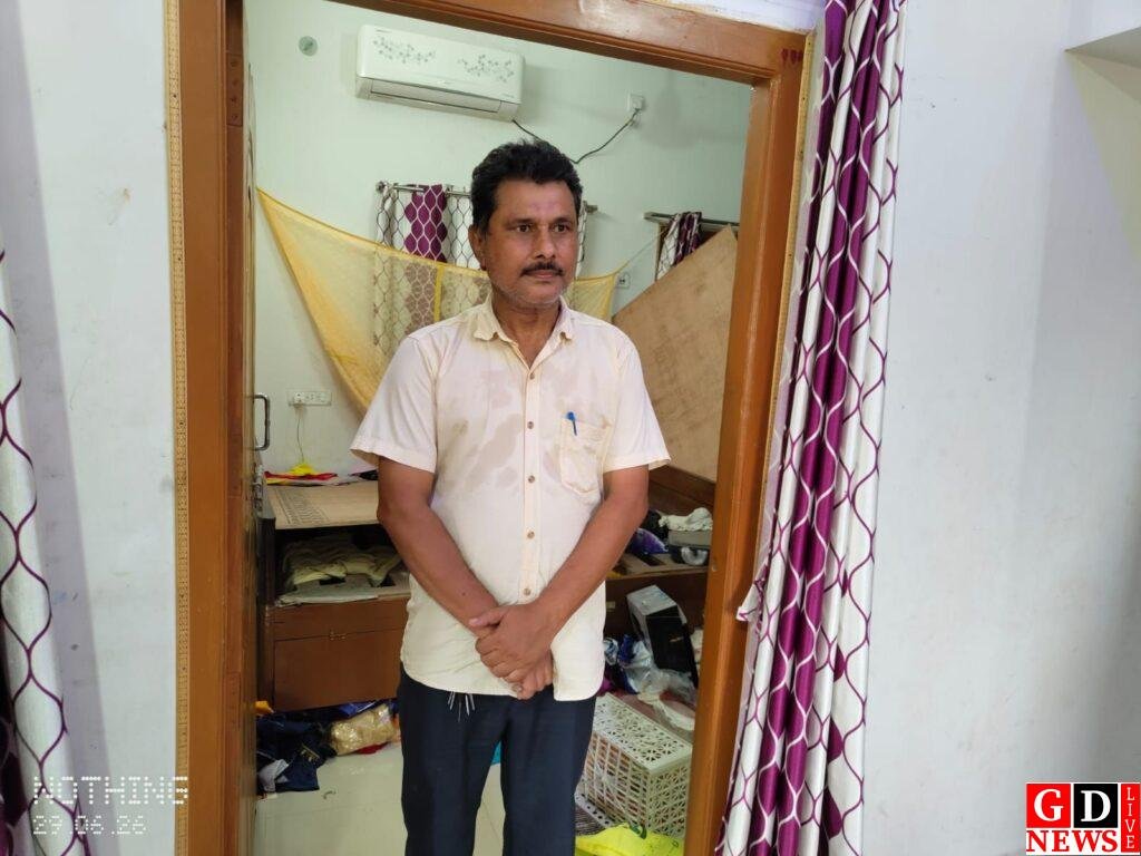 पाकुड़ में चोरों का तांडव; सिंधीपाड़ा में दो घरों के ताले काट लाखों की चोरी, सीसीटीवी में कैद हुए लुंगी और गमछाधारी चोर। 7 img 20260629 wa00893116608152599126420