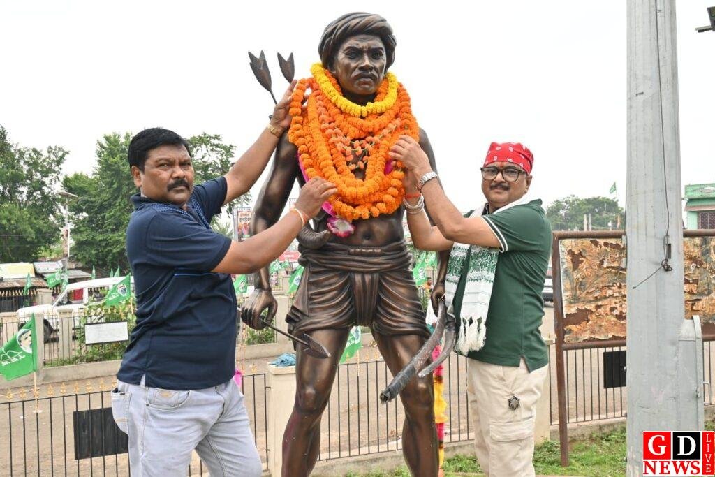 हूल दिवस पर विधायक हेमलाल मुर्मू और अमर कुमार बाउरी ने सिद्धू-कान्हू व तिलका मांझी को किया नमन। 7 img 20260630 wa0037857008926375128688