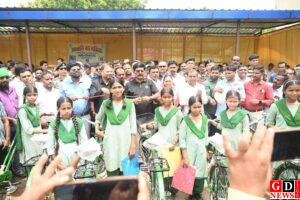 राज्य सरकार की महत्वाकांक्षी योजना "उन्नति का पहिया" के अंतर्गत साइकिल वितरण कार्यक्रम का गोमिया प्रखंड मुख्यालय मे हुआ आयोजन 1 FB IMG 1784368760857