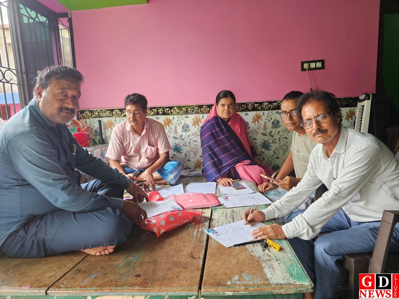 कांग्रेस नेता गुलाम अहमद ने खुद भरे ग्रामीणों के एसआईआर फॉर्म,ग्रामीणों को किया जागरूक