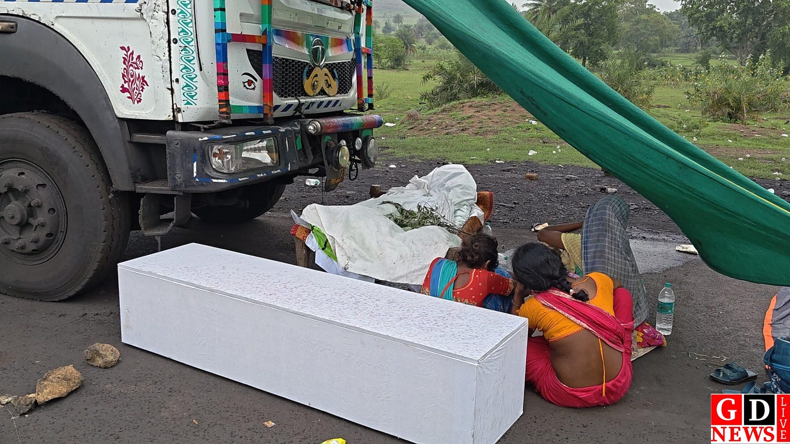 26 घंटे बाद खत्म हुआ कोयला सड़क जाम, वार्ता के बाद मिला चार लाख मुआवजे का आश्वासन।
