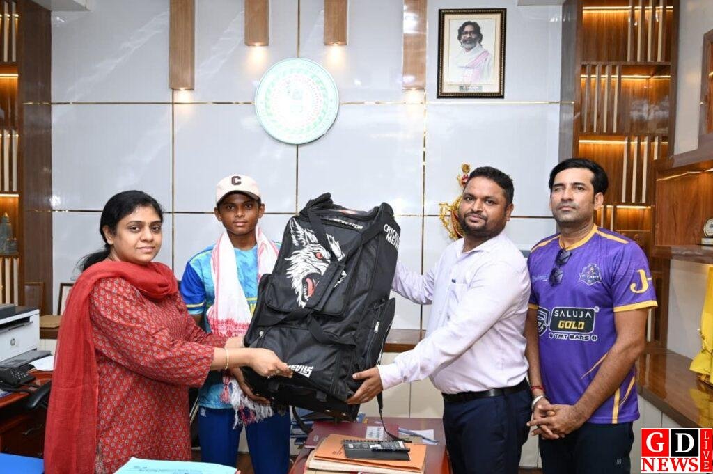अंडर-19 राज्य टीम कैंप में पाकुड़ के प्रियांशु का चयन, उपायुक्त ने खेल किट देकर किया सम्मानित। 7 img 20260703 wa0046170485148537533642