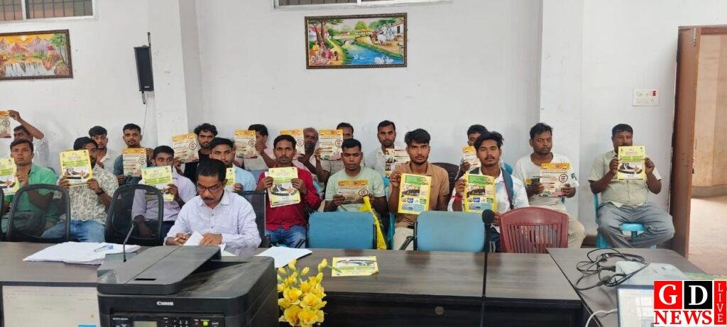 दो दिवसीय लाइसेंस शिविर सफल, आवेदकों को मिला लर्नर लाइसेंस; सड़क सुरक्षा का भी दिया गया संदेश। 7 img 20260707 wa00141711168815878642241