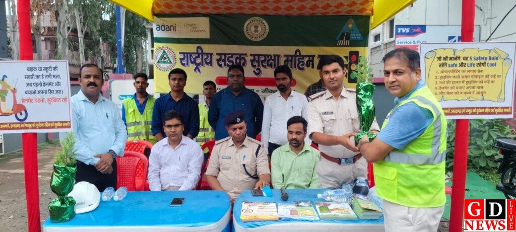 हेलमेट ही जिंदगी की सुरक्षा, सड़क पर उतरे अधिकारी; अदानी ट्रांसमिशन ने बांटे आईएसआई हेलमेट 8 img 20260708 wa0015265583267617796659