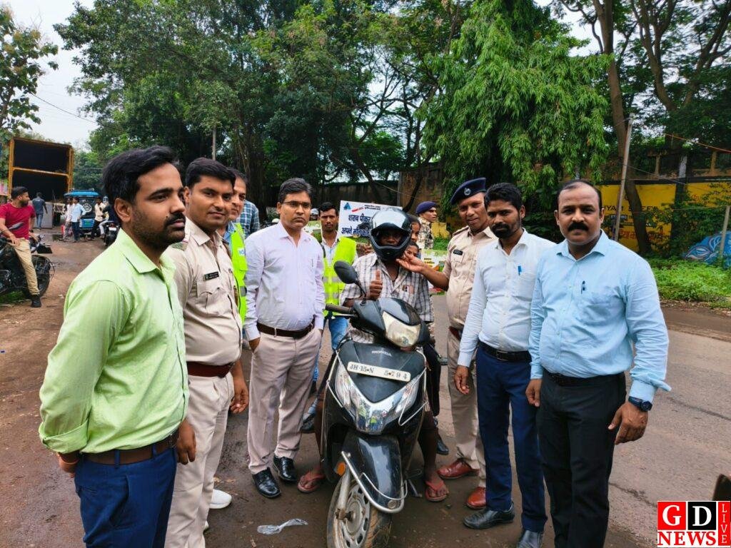 हेलमेट ही जिंदगी की सुरक्षा, सड़क पर उतरे अधिकारी; अदानी ट्रांसमिशन ने बांटे आईएसआई हेलमेट 7 img 20260708 wa00161253059727040046525