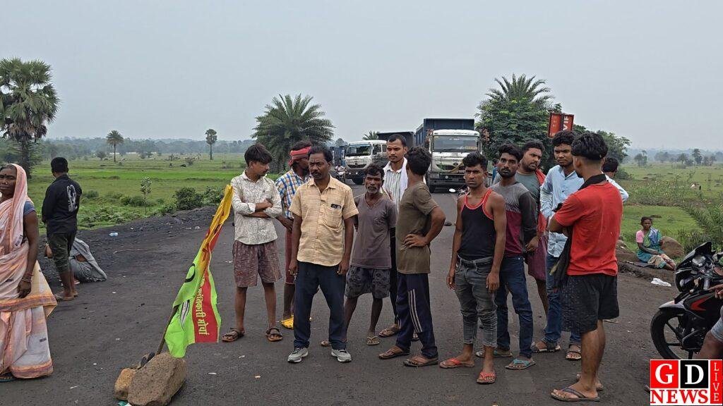 26 घंटे बाद खत्म हुआ कोयला सड़क जाम, वार्ता के बाद मिला चार लाख मुआवजे का आश्वासन। 8 img 20260713 wa00267281901075568485887