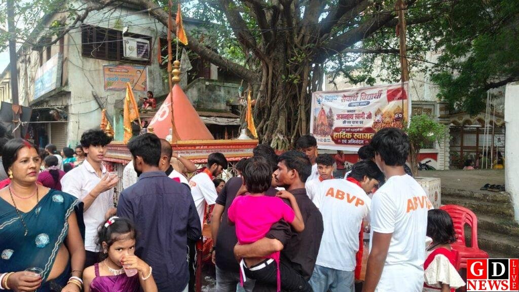 रथ यात्रा में अभाविप के 'सेवार्थ विद्यार्थी' का सेवा शिविर, श्रद्धालुओं को बांटा शरबत व पेयजल। 7 img 20260716 wa00415754682591704489113