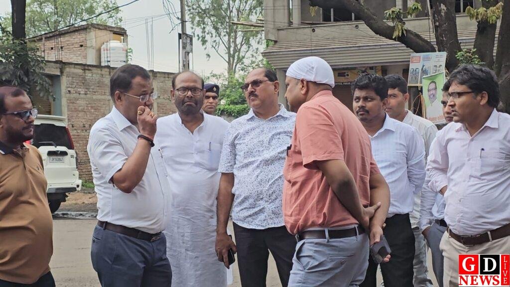 पाकुड़ के पुराना डीसी मोड़ पर स्थापित होगी 'गुरुजी' शिबू सोरेन की प्रतिमा, प्रशासनिक टीम व झामुमो नेताओं ने किया स्थल चयन 8 img 20260721 wa00108765233342846453402