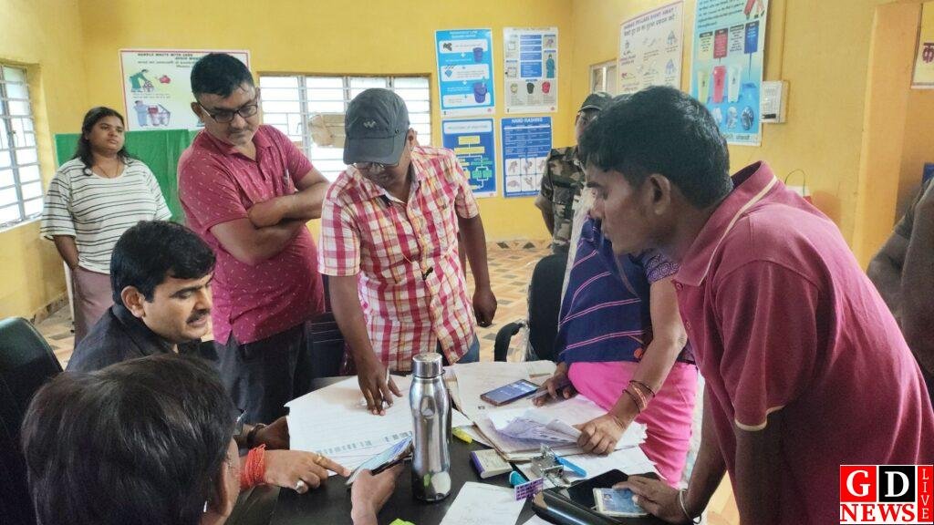 निर्वाचक निबंधक पदाधिकारी- सह-प्रखण्ड विकास पदाधिकारी, बेरमो – मुकेश कुमार ने SIR कार्य हेतु सभी कर्मियों को आवश्यक दिशा-निर्देश दिए 7 img 20260721 wa0129148121940922686100