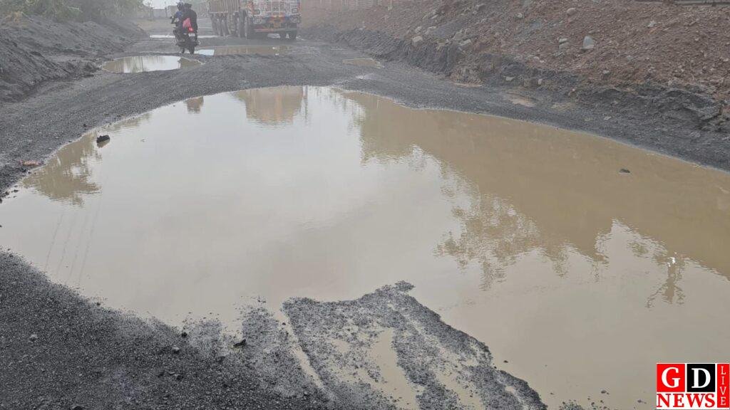 करोड़ों का खनन, कौड़ियों का विकास! गड्ढों में तब्दील पाकुड़-राजग्राम सड़क बनी आफत की राह। 9 img 20260722 wa00306071119148124693736