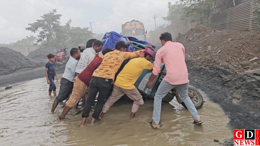 करोड़ों का खनन, कौड़ियों का विकास! गड्ढों में तब्दील पाकुड़-राजग्राम सड़क बनी आफत की राह। 7 img 20260722 wa00312989023483794463656
