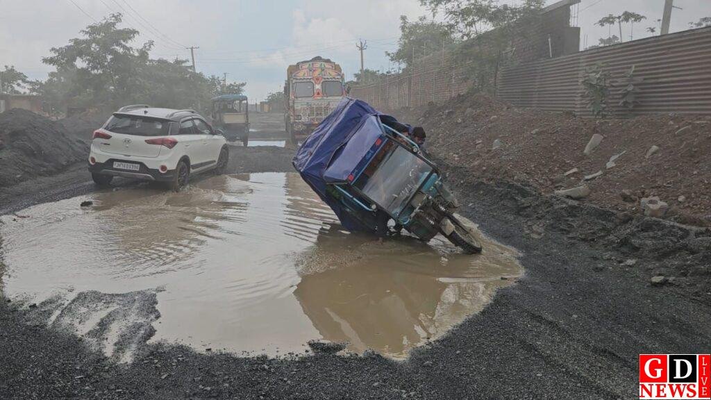 करोड़ों का खनन, कौड़ियों का विकास! गड्ढों में तब्दील पाकुड़-राजग्राम सड़क बनी आफत की राह। 8 img 20260722 wa00324004933660524796588