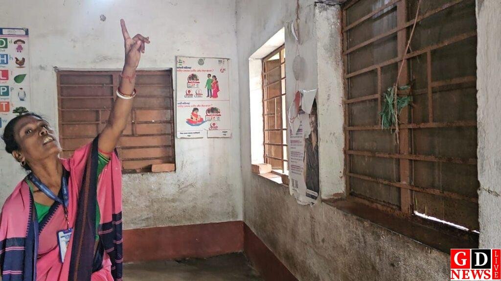 मॉडल' के नाम पर जर्जर भवन में चल रहा आंगनवाड़ी केंद्र, छज्जे से झड़ रहा प्लास्टर, 40 बच्चों की सुरक्षा दांव पर 7 img 20260723 wa00093948322605224832695