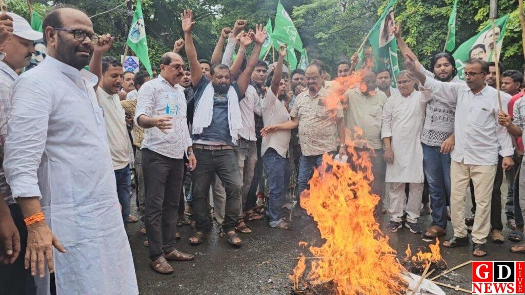 छात्रों पर लाठीचार्ज के विरोध में झामुमो ने फूंका केंद्र सरकार का पुतला। 7 img 20260723 wa00704178304900127293112