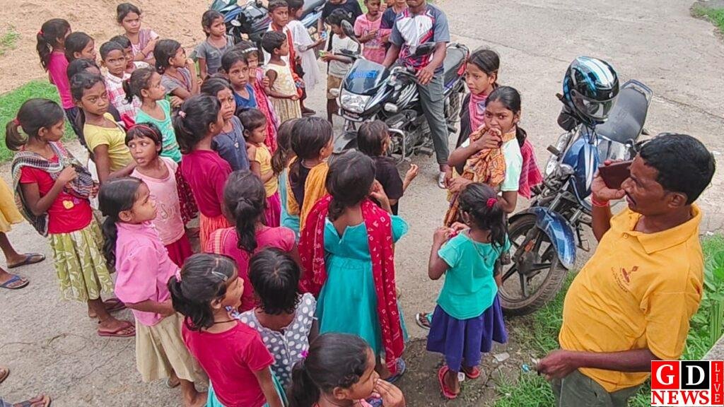 नशेड़ियों की धमकी से सहमे आदिम जनजाति के बच्चे, स्कूल छोड़ प्रखंड कार्यालय में ली शरण 7 img 20260723 wa00744186315514229601697