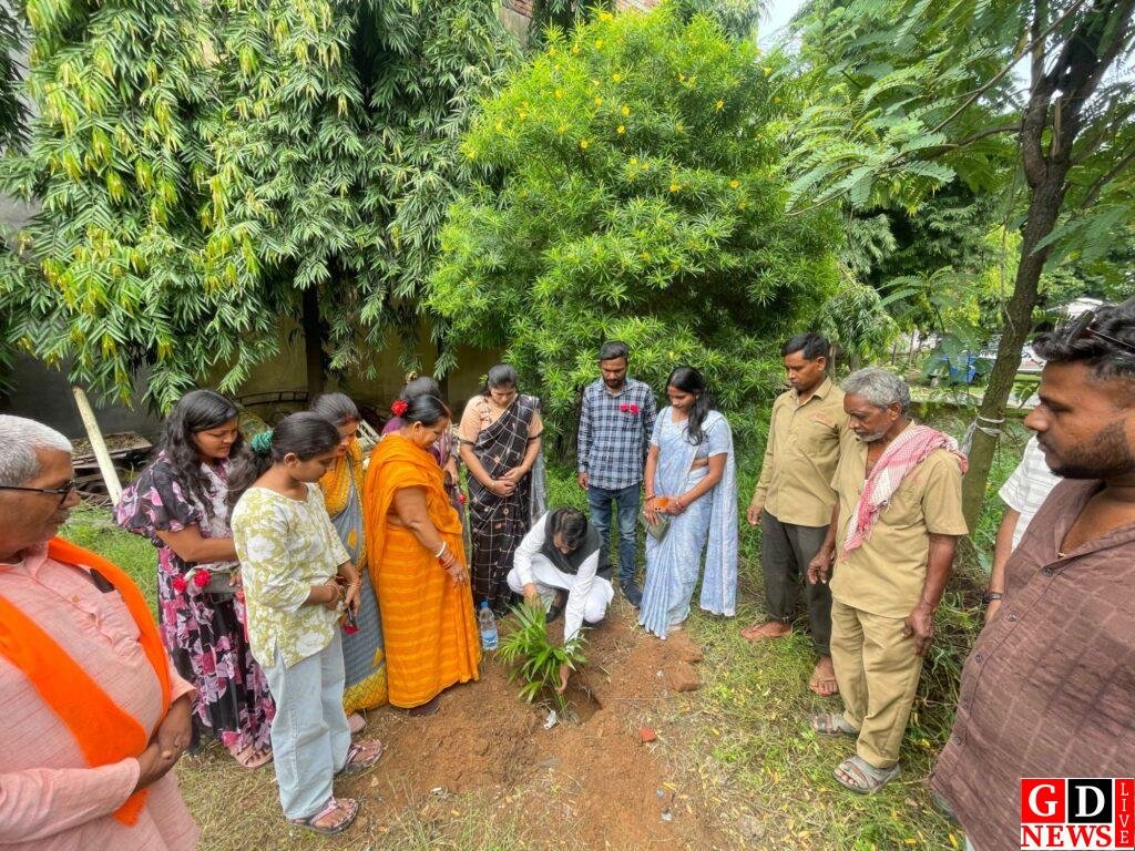 रामगढ़ बचाओ संघर्ष समिति (RBSS) का 10वाँ स्थापना दिवस के अवसर पर 170 गरीबों को भोजन करा एवं वृक्षारोपण एवं जनसेवा संकल्प के साथ हुआ सम्पन्न 9 img 20260723 wa0167535532494435500355