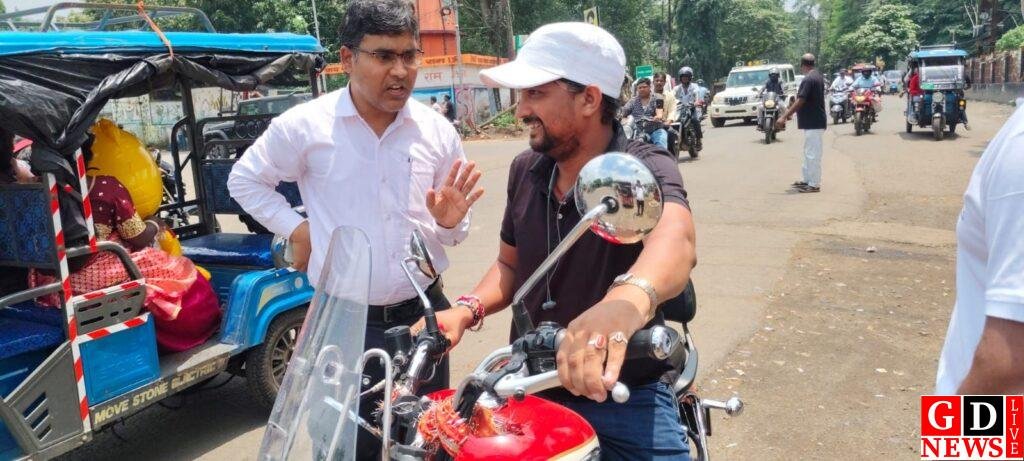 डीसी आवास चौक पर वाहन जांच अभियान, यातायात नियमों के पालन को लेकर चालकों को किया जागरूक। 8 img 20260724 wa00121694866893714454846