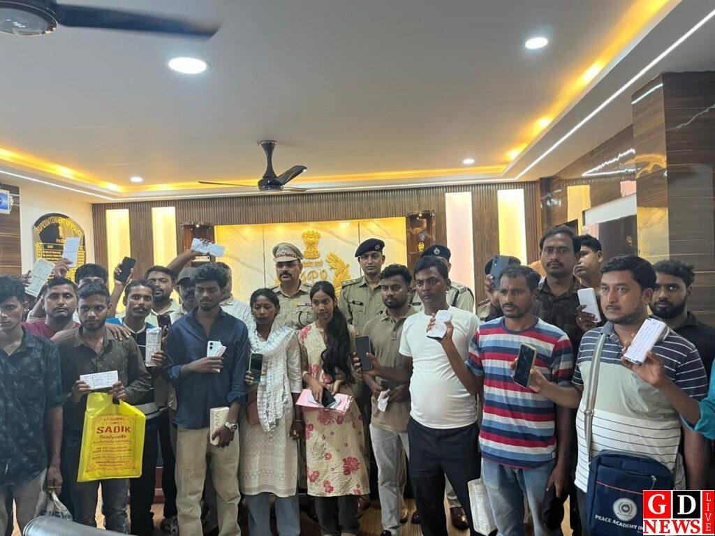 ऑपरेशन मुस्कान से लौटे 28 लोगों के चेहरे पर खुशी, पुलिस ने बरामद किए गुम और चोरी हुए मोबाइल 7 img 20260801 wa00022810501593857398248