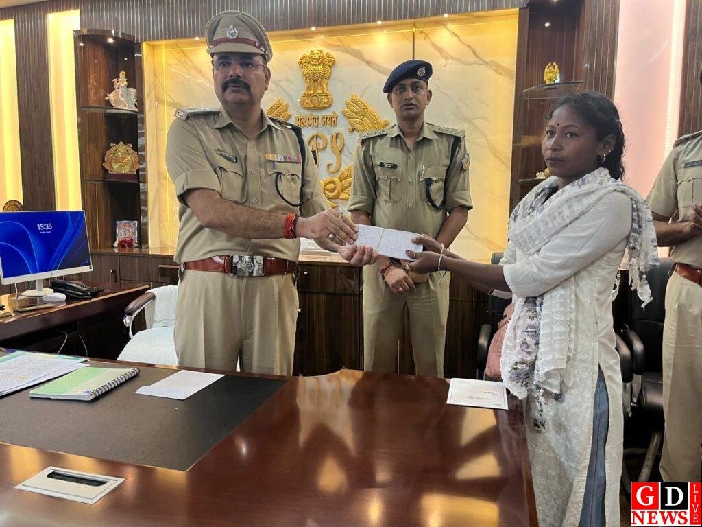 ऑपरेशन मुस्कान से लौटे 28 लोगों के चेहरे पर खुशी, पुलिस ने बरामद किए गुम और चोरी हुए मोबाइल 8 img 20260801 wa00034946588294550510038