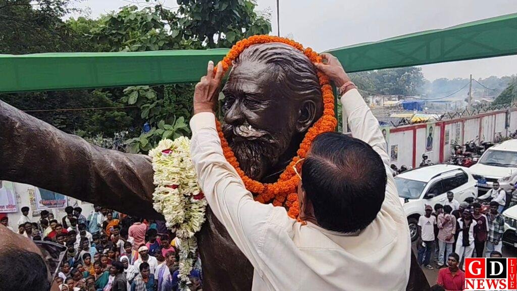 शिबू सोरेन की पुण्यतिथि पर उमड़ा जनसैलाब, हजारों लोगों ने दी श्रद्धांजलि; आदमकद प्रतिमा का अनावरण। 11 img 20260804 wa00233772730591324416517