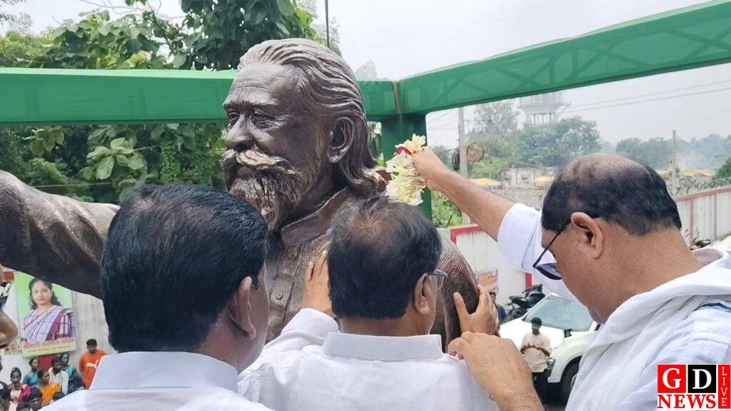 शिबू सोरेन की पुण्यतिथि पर उमड़ा जनसैलाब, हजारों लोगों ने दी श्रद्धांजलि; आदमकद प्रतिमा का अनावरण। 12 img 20260804 wa00245397499721747205021