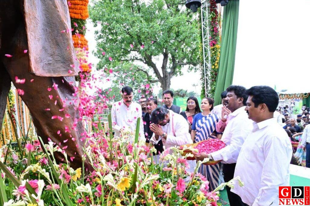 नेमरा (लुकैयाटांड़) की धरा पर दिशोम गुरू शिबू सोरेन की प्रतिमा के अनावरण के साथ-साथ क्षेत्र को मिली 105.2 करोड़ रुपए की योजनाओं की सौगात, देखिए संपूर्ण कार्यक्रम का समावेश 12 img 20260804 wa01821301305028604565379