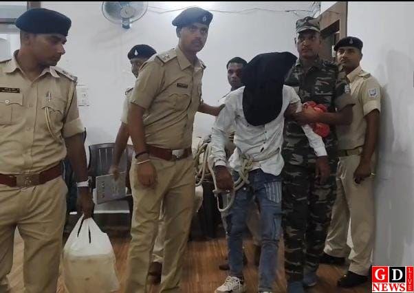 खुन लगा रेनकोट में छुपा था मां-बेटी के कत्ल का राज: पुलिस ने 12 घंटे में कातिल को किया बेनकाब 7 img 20260807 wa00042357866601728541012