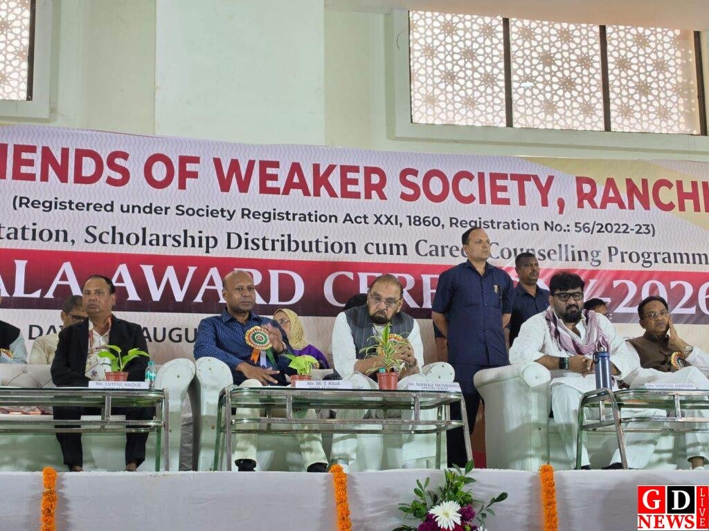 500 टॉपर, हाथों में सम्मान और आंखों में बड़े सपने,गरीब मेधावी बच्ची को लुत्फल हक ने दिया लैपटॉप 7 img 20260809 wa00024635456106161050028