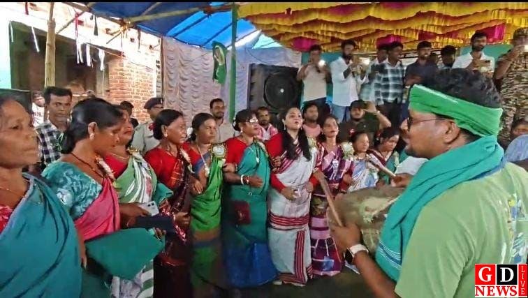 मांदर-नगाड़े की थाप पर थिरके कदम, ‘जय जोहार’ के नारों से गूंजा झामुमो कार्यालय। 7 img 20260809 wa00194857486023238271858