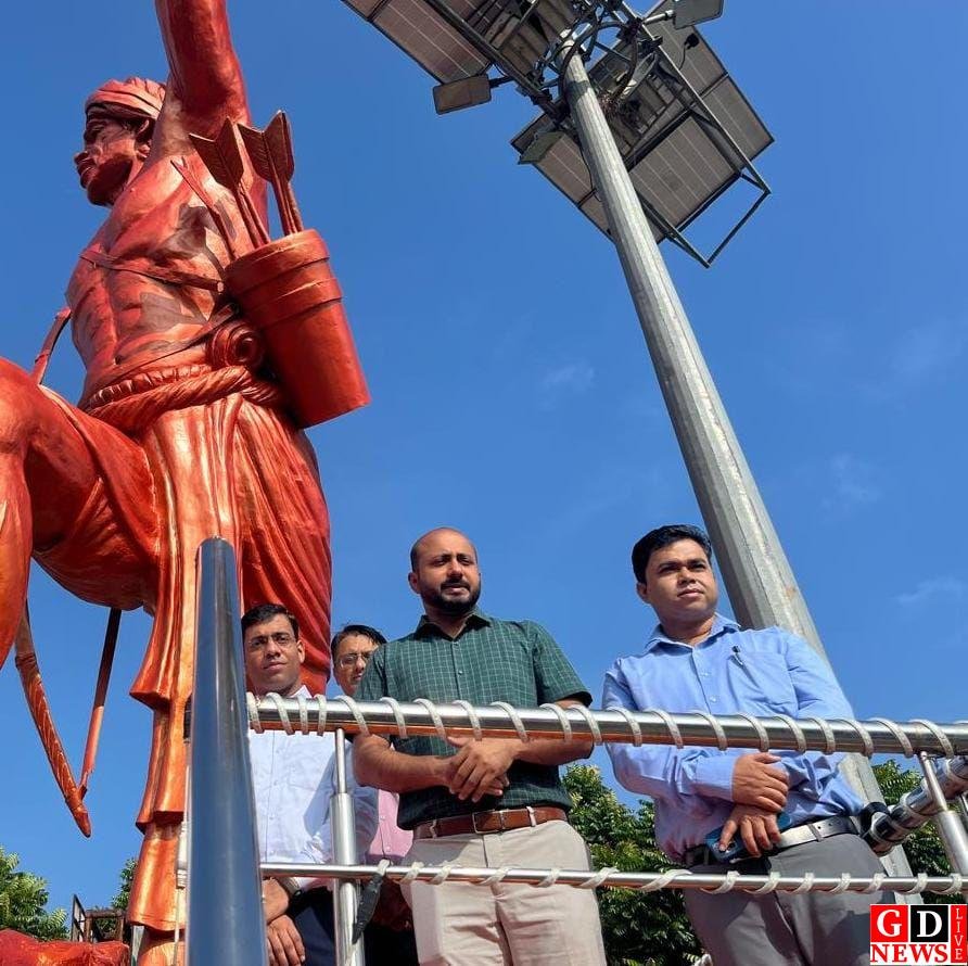 विश्व आदिवासी दिवस के अवसर पर उपायुक्त ने भगवान बिरसा मुंडा की प्रतिमा पर किया माल्यार्पण, अर्पित किए श्रद्धा सुमन 8 img 20260809 wa00984307545286861714477