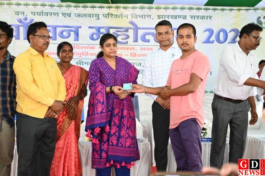 अंगुठिया में वन महोत्सव, डीसी ने कहा- पौधा लगाना ही नहीं, उसे पेड़ बनाना भी जरूरी 9 img 20260813 wa00193597847014930201481