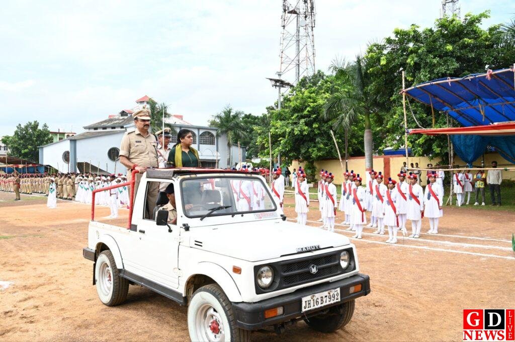 तिरंगे की सलामी के साथ परेड में दिखा जोश, डीसी-एसपी ने परखी तैयारियां। 7 img 20260813 wa0029884940842800703598
