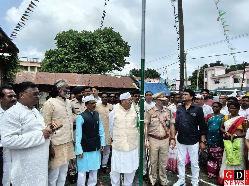शहीदों के बलिदान से मिली आजादी, देश की एकता-अखंडता के लिए काम करें : स्टीफन मरांडी 7 img 20260815 wa00996754909247625925919