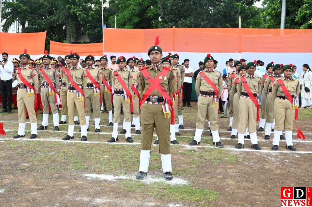 धूमधाम से मना 80वां स्वतंत्रता दिवस: मुख्य समारोह में डीसी ने किया ध्वजारोहण, उत्कृष्ट कार्य करने वाले कर्मी हुए सम्मानित। 10 img 20260815 wa01172185731747405414901