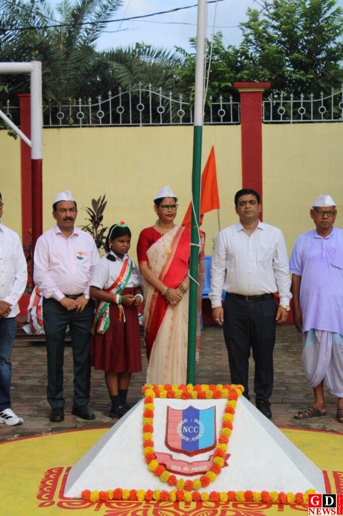 तिरंगे की शान में रंगा पाकुड़, नगर अध्यक्ष ने कई स्थानों पर फहराया राष्ट्रीय ध्वज। 6 img 20260815 wa01958608954786525877621