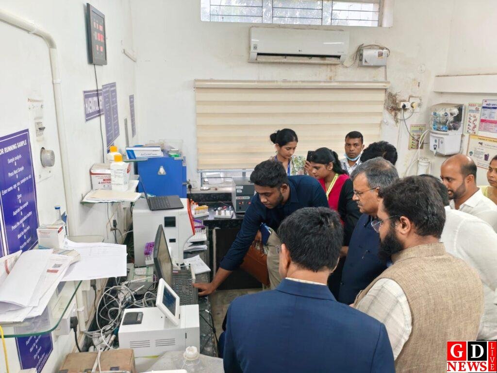 NHA के CEO डॉ. सुनील कुमार बर्णवाल ने किया सदर अस्पताल रामगढ़ का निरीक्षण, आयुष्मान भारत डिजिटल मिशन के तहत डिजिटल स्वास्थ्य सेवाओं के क्रियान्वयन का लिया जायजा 7 img 20260817 wa02553542536676742156401