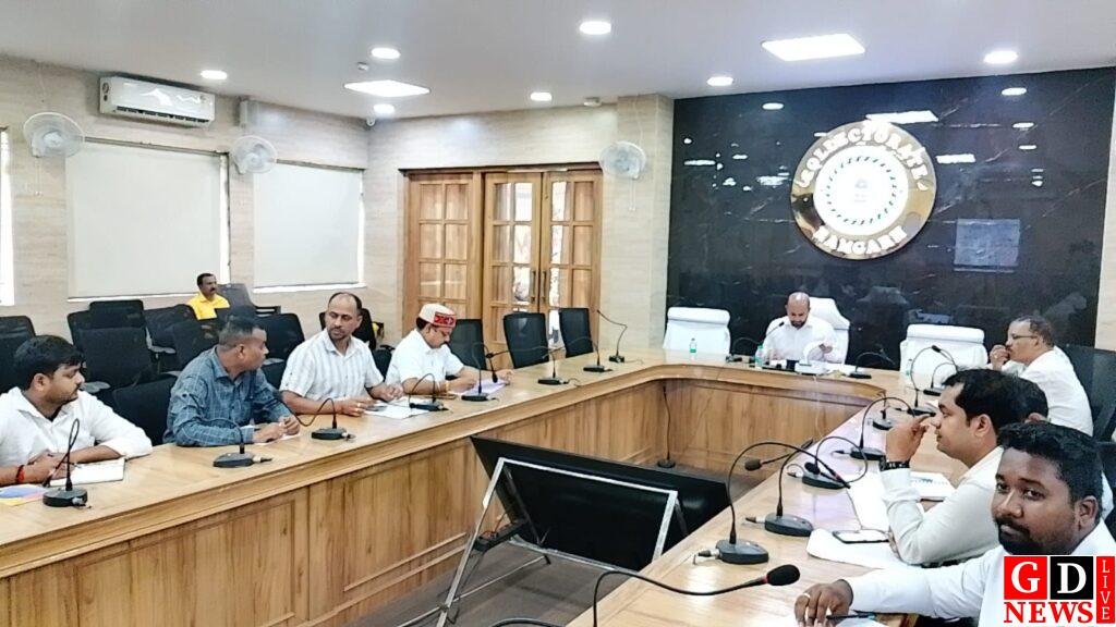 उपायुक्त ऋतुराज ने की जिला भू-अर्जन कार्यालय के कार्यों की समीक्षा, विशेष कैंप लगाकर रैयतों को त्वरित लंबित मुआवजा भुगतान एवं निर्माण कार्य ससमय पूर्ण करने के निर्देश 7 img 20260824 wa01759097248473959010274