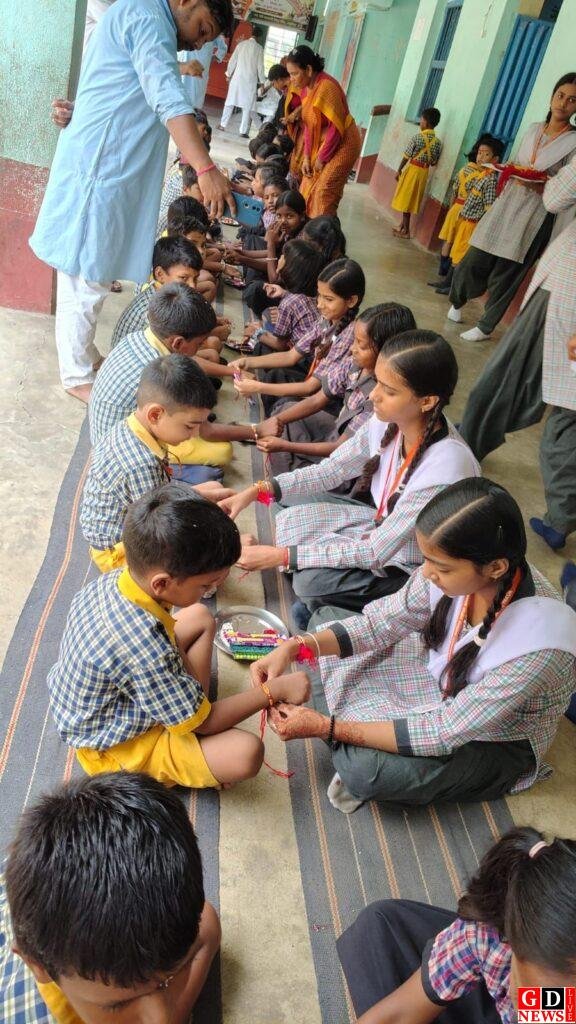 राखी के धागे से जुड़ा थाना और स्कूल, छात्राओं ने पुलिसकर्मियों को बांधा रक्षा सूत्र 8 img 20260827 wa00195504554010117832858