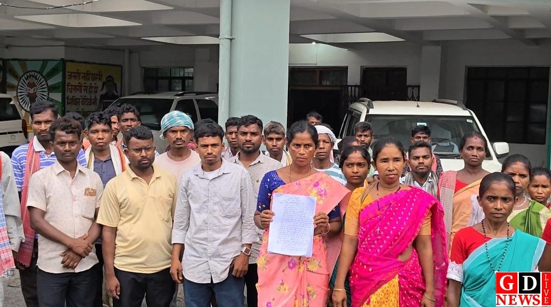 आवास प्लस सूची से नाम गायब, सैकड़ों ग्रामीणों ने डीसी से लगाई गुहार।