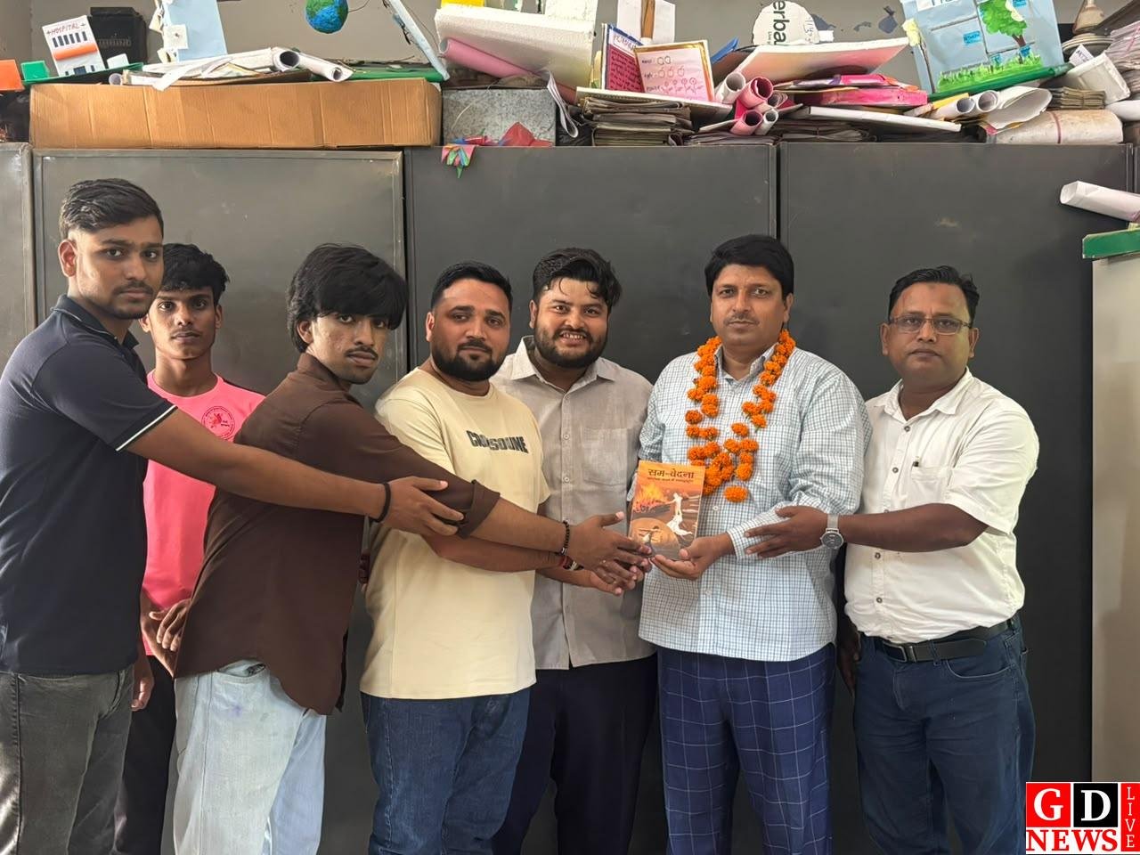 सीनेट सदस्य मनोनीत हुए डॉ. मनोहर, एबीवीपी ने सम्मान कर मनाया जश्न।