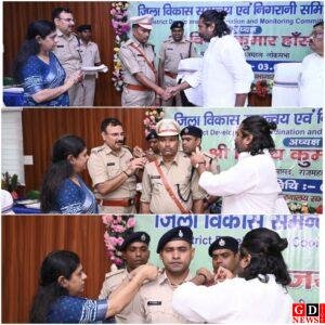 सांसद-विधायकों और डीसी-एसपी ने पुलिसकर्मियों को पहनाया पदोन्नति का बैच, नई जिम्मेदारी के लिए दी शुभकामनाएं। 1 IMG 20260903 140119