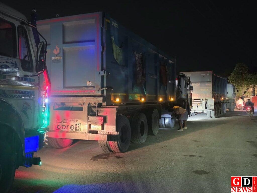 पाकुड़ में ट्रैफिक व्यवस्था बेपटरी, चौक-चौराहों पर मनमानी से लग रहा जाम। 7 img 20260901 wa00275163667307213246723