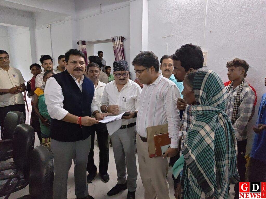 SIR की सुनवाई में पहुंचे प्रमंडलीय आयुक्त, बोले- कोई पात्र मतदाता न छूटे 8 img 20260902 wa00012131405557774740323