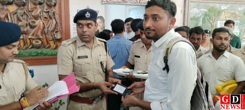 ऑपरेशन मुस्कान: CEIR ने ढूंढ निकाले 34 गुम मोबाइल, मालिकों के चेहरे पर लौटी मुस्कान 10 img 20260903 wa00076944461089733900248